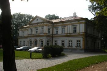Hostavice - hlavní průčelí (© Jiří Špaček, 09/2016)
