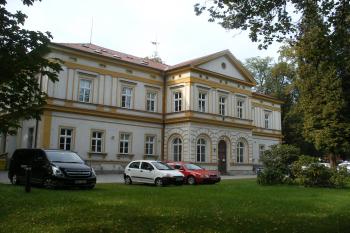 Hostavice - hlavní průčelí (© Jiří Špaček, 09/2016)
