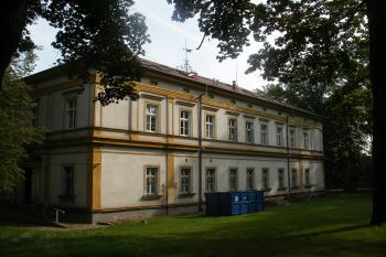 Hostavice - zadní průčelí (© Jiří Špaček, 09/2016)