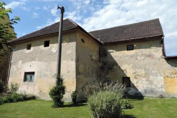 historický hospodářský objekt dvora, navazující na severu na východní křídlo zámku ( © Jan P. Štěpánek 08/2014)