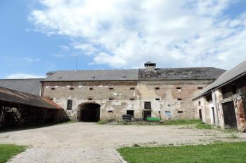 mohutná historická sýpka ve dvoře při zámku  ( © Jan P. Štěpánek 08/2014)