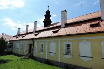 zahradní průčelí zámku ( © Jan P. Štěpánek 08/2014)