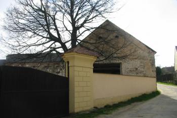 část zámecké zdi,za ní budova dvora (© D Dohňanský, 05/2016)