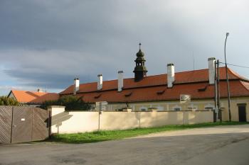 nepřístupný zámeček od sv. (© D Dohňanský, 05/2016)