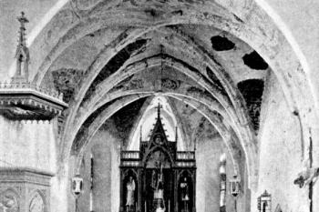 pohled do presbytáře na počátku 20. století během odhalování nástěnných maleb (© Josef Soukup: Soupis památek historických a uměleckých v Království Českém, sv. 33 Politický okres písecký, Archaelogická komise při České akademii císaře Františka Josefa pro vědy, slovesnost a umění, Praha 1910)