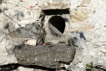 odtokový kanálek ve východním úseku ohradní zdi kostela (© Jaroslav Špiroch  10/2026)
