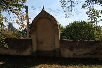 I. výklenková kaple ve východním úseku ohradní zdi kostela (© Jaroslav Špiroch  10/2026)