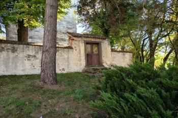 první vstupní branka do areálu kostela na západní straně (© Jaroslav Špiroch  10/2026)