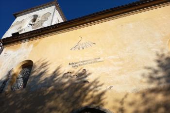sluneční hodiny na jižní straně lodi kostela (© Jaroslav Špiroch  10/2026)