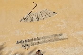 sluneční hodiny na jižní stěně lodu kostela (© Jaroslav Špiroch  10/2026)