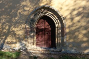 boční vstupní portál do lodě kostela na jihu (© Jaroslav Špiroch  10/2026)