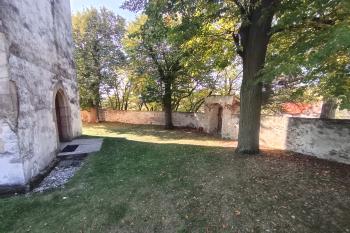 vstupní prostor před věží se vstupní brankou do areálu kostela na západě (© Jaroslav Špiroch  10/2026)