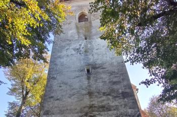 západní průčelí hranolové vžě se vstupním portálem v přízemí (© Jaroslav Špiroch  10/2026)