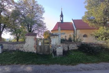 druhá vstupní branka, po pravé straně s kamenným křížem (© Jaroslav Špiroch  10/2026)