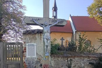 kamenný kříž na pravé straně druhé vstupní branky do areálu kostela (© Jaroslav Špiroch  10/2026)