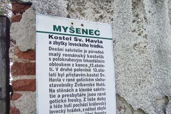 nápisová deska na pravém pilíři druhé vstupní branky do areálu kostela (© Jaroslav Špiroch  10/2026)