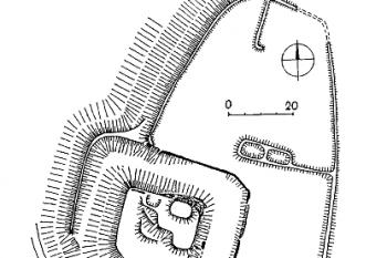 terénní náčrt hradu (© Miroslav Plaček: Povrchový průzkum méně známých sídel šlechty rakouského horního Podyjí, Archaeologia historica 34-1, Muzejní a vlastivědná společnost v Brně, Pamiatkový úrad Slovenskej republiky v Bratislave, ÚAM FF MU Brno, Archeologický ústav AV ČR v)
