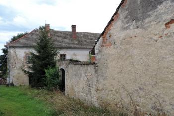 západní fronta zámku s ohradní zdí a částí jižního průčelí severního zámeckého křídla (© Jan P. Štěpánek 08/2014)
