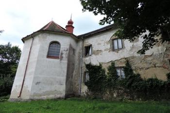 pohled na zámek a presbyterium kostela sv. Václava od severu (© Jan P. Štěpánek 08/2014)