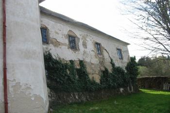 Vnější strana sev. křídla zámku - dnes fara (© D Dohňanský, 04/2016)