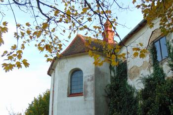 Trojboký presbytář dostavěný až po roce 1787 (© Dušan Dohňanský  10/2021)