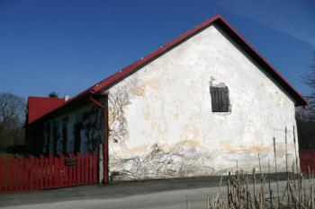 jižní průčelí starší zděné hospodářské budovy ( © Jan P. Štěpánek 03/2011)