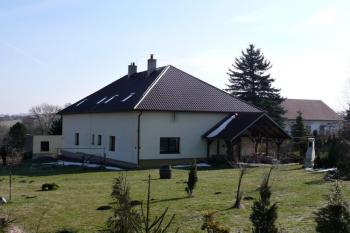 zámeček od  západu ( © Jan P. Štěpánek 03/2011)