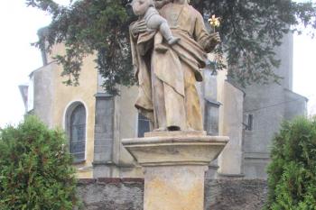 Socha sv. Josefa před kostelem sv. Jiljí v Huzové (© Pavel Vítek 10/2015)