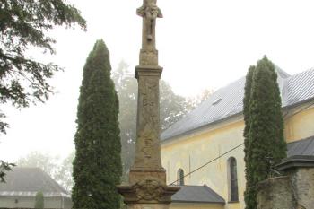 Kříž před kostelem sv. Jiljí v Huzové (© Pavel Vítek 10/2015)