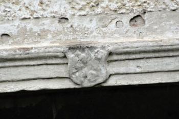 erb stavebníka na nadokenní římse ostění západního přístavku mlýnice (© Jan P. Štěpánek 10/2016)