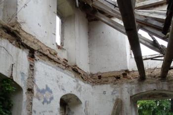 místnost v jv. nároží zámku s propadlými stropy, resp. podlahami patra (© Jan P. Štěpánek 10/2016)