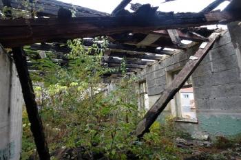 propadlé stropy tanečního sálu v patře východního křídla nad branou (© Jan P. Štěpánek 10/2016)