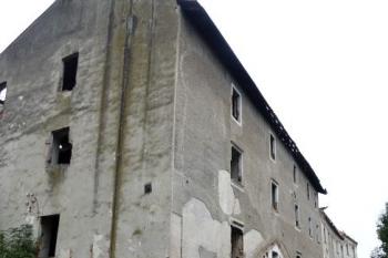 jižní fronta mlýnice (v popředí) a zámku ze strany od náhonu (© Jan P. Štěpánek 10/2016)