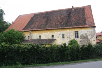 Hospodářské zázemí zámku od západu ( © Ivan Grisa 05/2011)