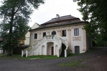 Někdejší dům správce, dnes obydlí majitelů zámku ( © Ivan Grisa 05/2011)