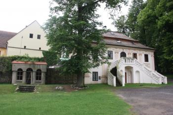 Někdejší dům správce, dnes obydlí majitelů zámku ( © Ivan Grisa 05/2011)