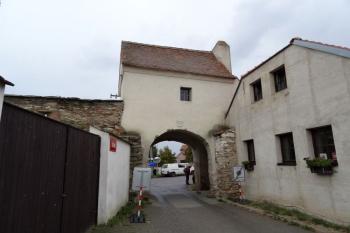brána mladšího opevnění ke kostelu sv. Hypolita - vnitřní fronta ( © Jan P. Štěpánek 10/2016)