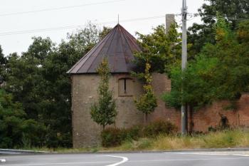 nárožní bašta klášterního opevnění - hradba respektuje průběh opevnění staršího slovanského hradiště ( © Jan P. Štěpánek 10/2016)