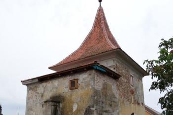 věžovitá brána do kláštěrního areálu od západu - objekt respektuje umístění někdejší hlavní brány hradiště ( © Jan P. Štěpánek 10/2016)