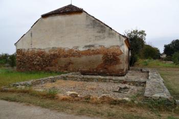odkryté základy kamenného velkomoravského kostela v areálu kláštera - někdejšího vnitřního hradiště ( © Jan P. Štěpánek 10/2016)