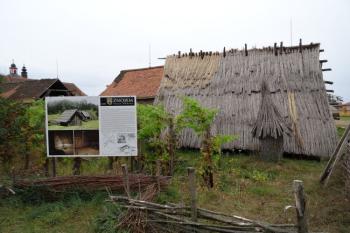 ukázka typu bydlení Slovanů v době Velkomoravské ( © Jan P. Štěpánek 10/2016)