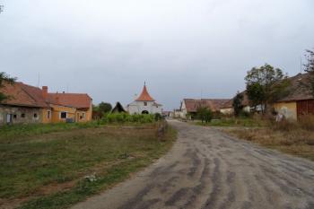 plocha hospodářského dvora opevněného kláštera sv. Hypolita - někdejší jádro slovanského hradiště ( © Jan P. Štěpánek 10/2016)