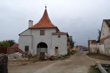 věžovitá brána do kláštěrního areálu od západu (pohled východní) - objekt respektuje umístění někdejší hlavní brány hradiště ( © Jan P. Štěpánek 10/2016)