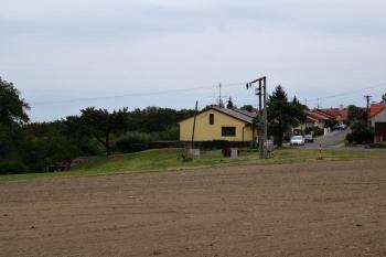 pohled na náznak zachovalého valu předhradí hradiště na severozápadě ( © Jan P. Štěpánek 10/2016)
