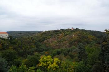 celkový pohled na Hradiště sv. Hypolita od východu - zcela vlevo znojemský hrad (© Jan P. Štěpánek 10/2016)