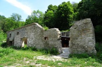 zakonzervovaná zřícenina papírny (© Jan P. Štěpánek 05/2016)