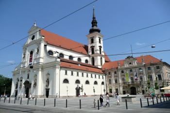 celkový pohled na hlavní průčelí kostela s přilehlým Místodržitelským palácem ( © Jan P. Štěpánek 05/2011)