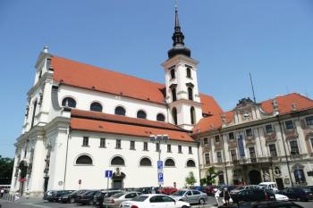 kostel sv. Tomáše se sousedním Místodržitelským palácem (součást areálu kláštera) ( © Jan P. Štěpánek 06/2008)