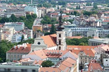 areál klášterních budov s kostelem sv. Tomáše v pohledu z hradu Špilberka ( © Jan P. Štěpánek 06/2009)