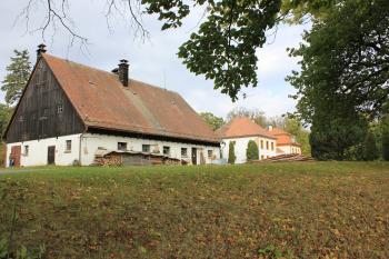 Areál myslivny od jihovýchodu. (© Luděk Vláčil 10/2016)